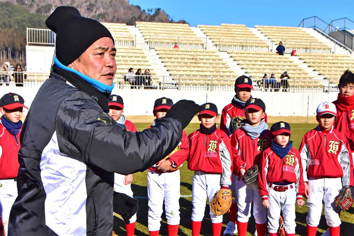 釜石市内の野球スポ少団員を指導するソフトバンクの工藤公康監督