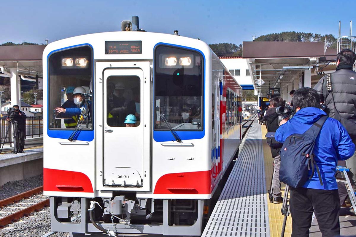 多くの報道陣が見守る中、陸中山田駅を出発する三陸鉄道の試運転「一番列車」