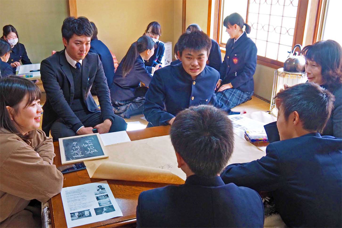 東谷さん（左）と意見を交わす釜石商工高の生徒ら