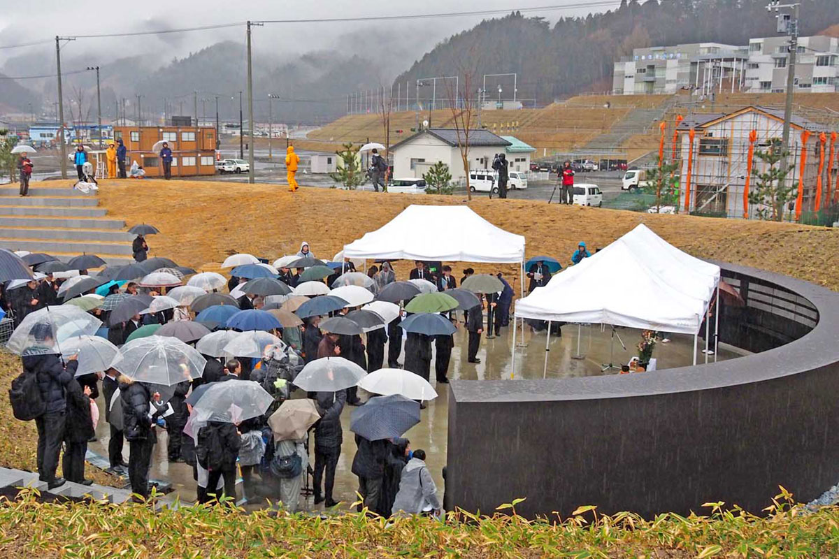 降りしきる雨の中、遺族らは釜石祈りのパークで犠牲者をしのんだ