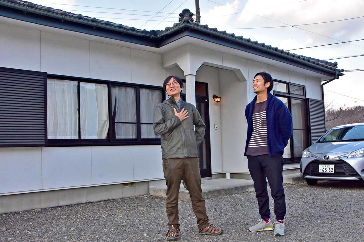 借り受けた建物を民泊向けに貸し出す地域おこし協力隊の吉野さん（左）と神脇さん