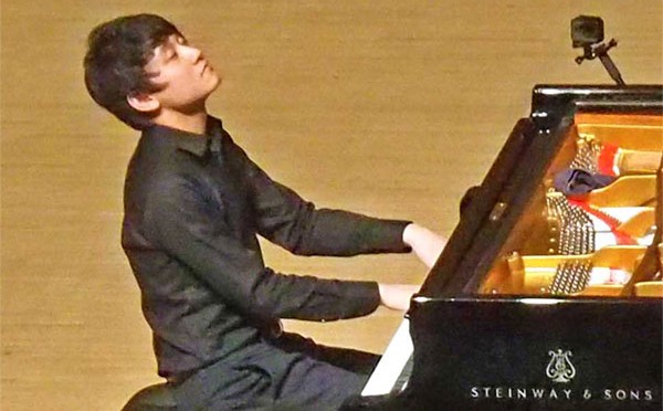 「感動を伝えられるピアニストに」日本音楽コンクール1位の小井土文哉さん〜さらなる飛躍へ古里で演奏会
