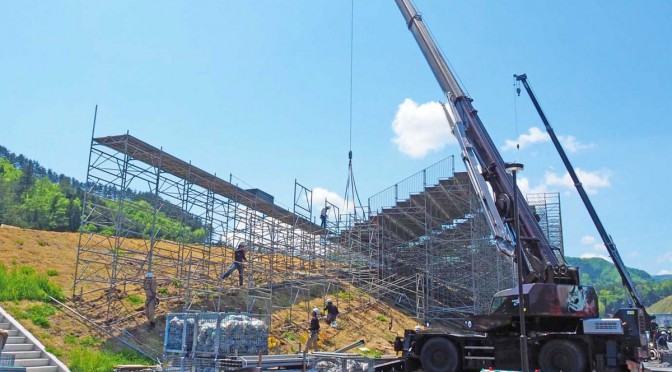 仮設スタンドの設営状況が公開された釜石鵜住居復興スタジアム。本番に向けた準備が進む