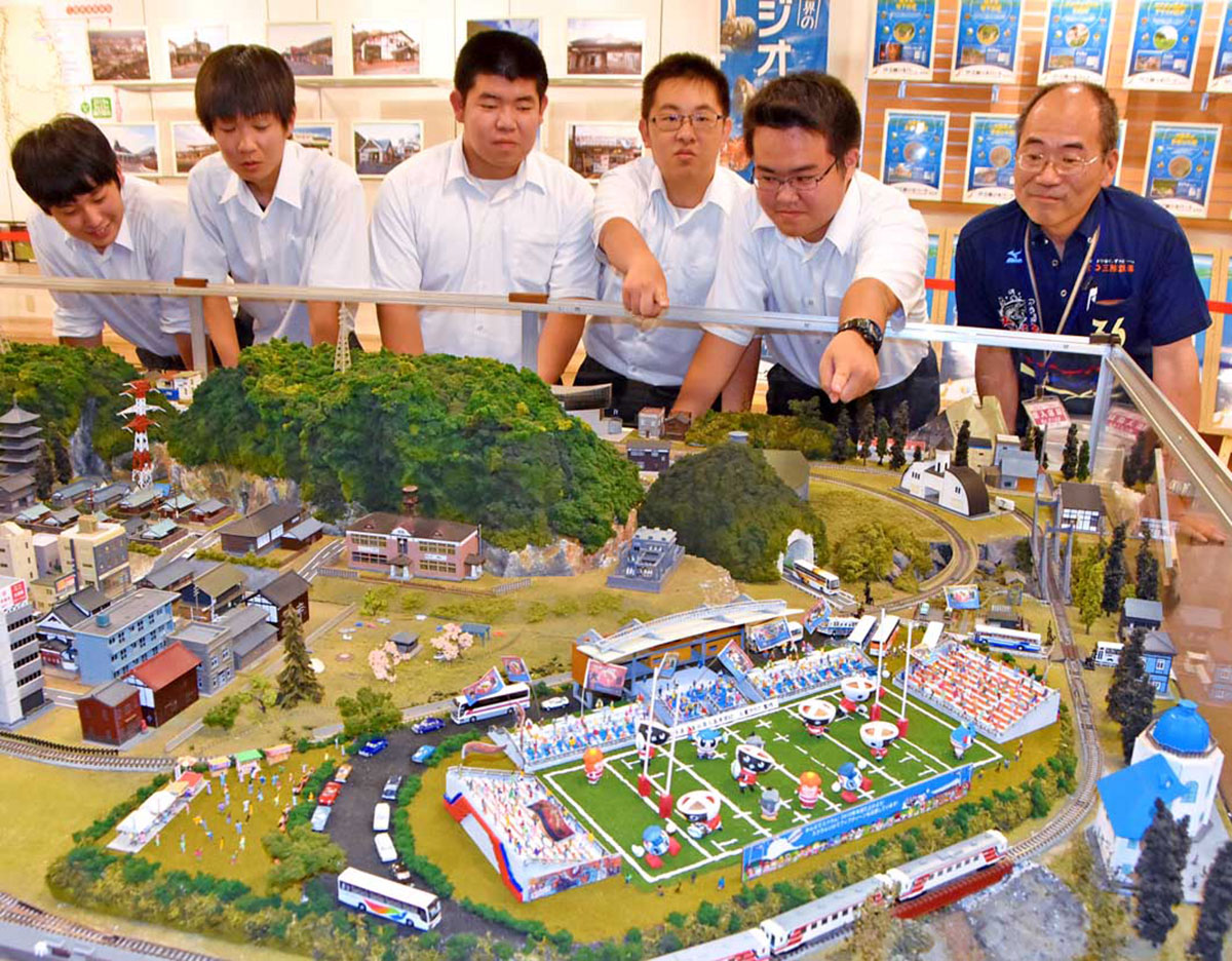 イオン釜石店で公開されている鉄道模型のジオラマ。釜石鵜住居復興スタジアムの部分は釜石商工高の生徒らが作成に協力した