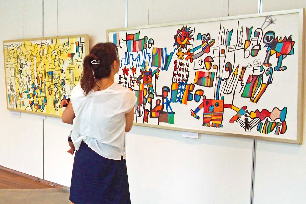 色彩豊かな作品が並ぶ小林覚さんの作品展