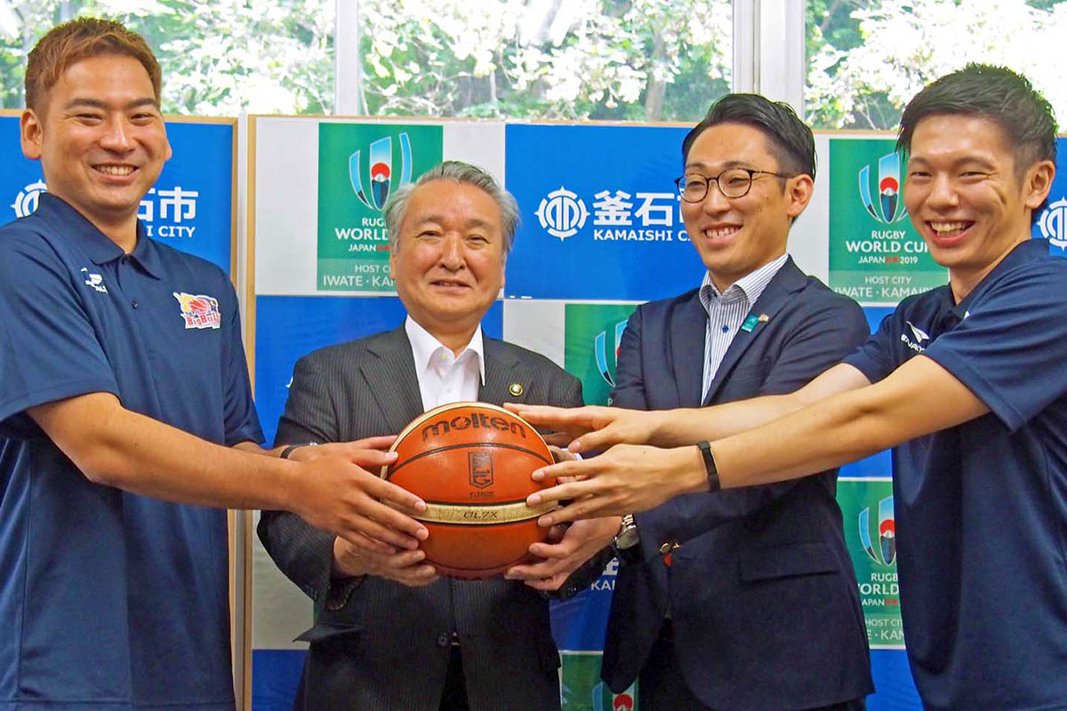 ボールを手に笑顔を見せる（左から）澤口選手、野田市長、水野社長、伊藤選手