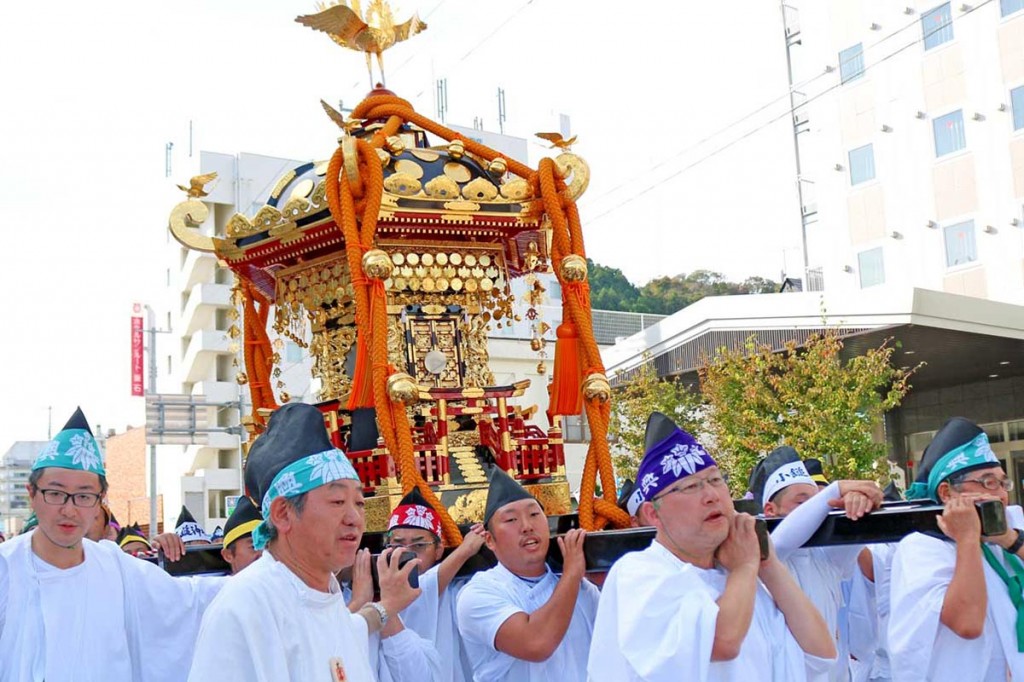 大割引 台風被災の釜石に勇気の祭り〜尾崎神社の大みこし復活、曳き船 その他