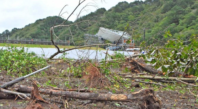 豪雨で沢から押し出された土砂や流木で埋まった釜石鵜住居復興スタジアムの駐車場