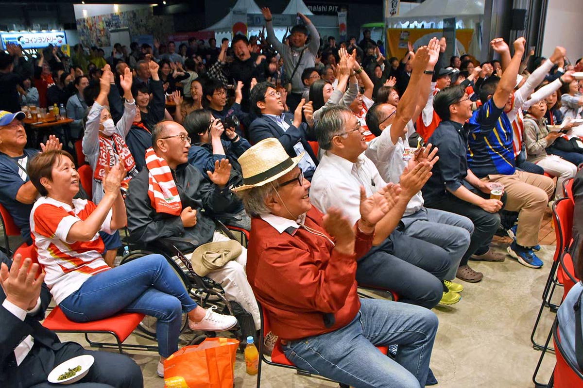 ファンゾーンで観戦する市民も日本の開幕戦快勝にバンザイ
