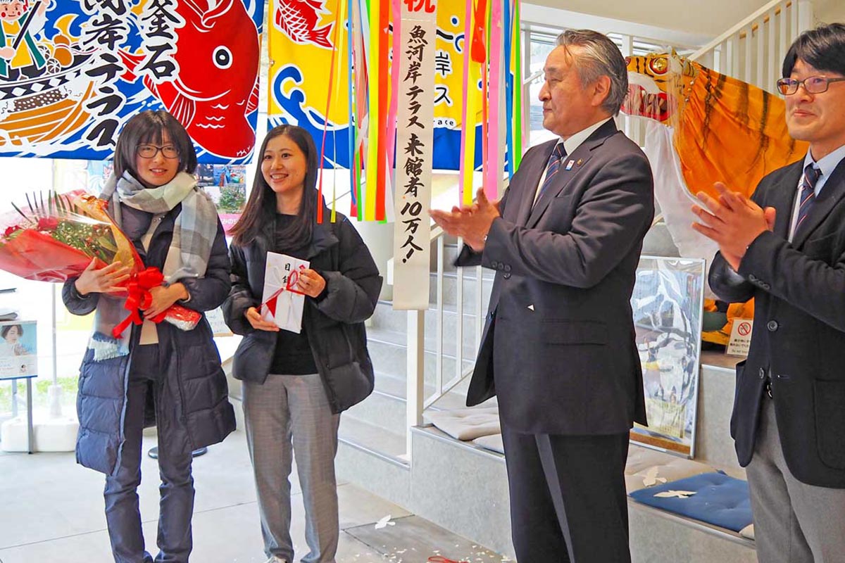 入館10万人目となり、野田市長ら関係者の歓迎を受けた（左から）大村森香さん、後藤鮎夏さん