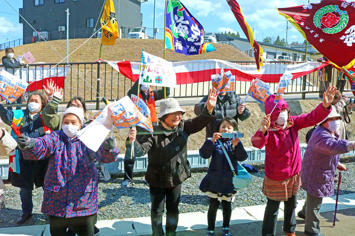 手作りの三鉄応援手旗などを振り歓迎する沿線住民