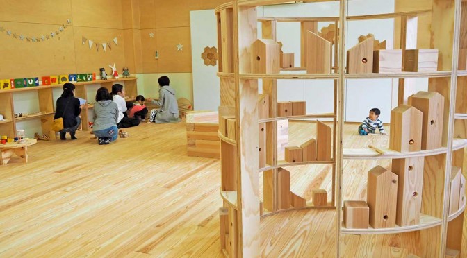 木製の遊具やおもちゃが並ぶ交流スペース