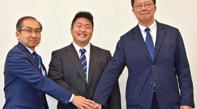 釜石まちづくり会社に入社した鈴木選手（中）、谷澤社長（左）、釜石ＳＷの桜庭ＧＭ