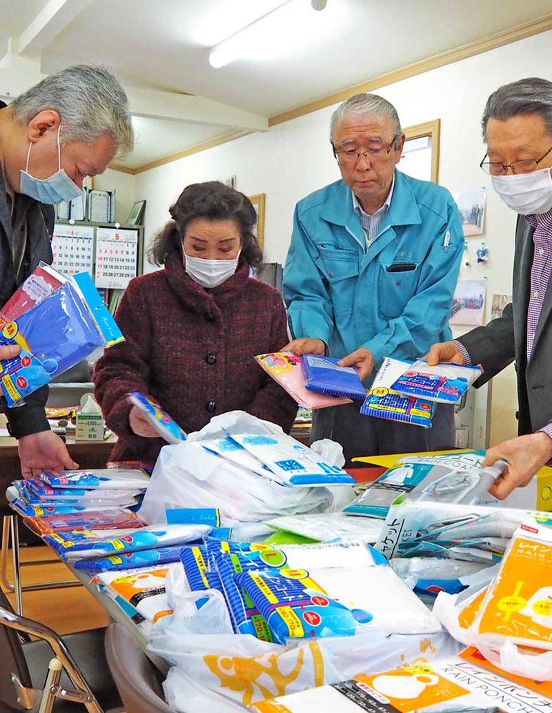 大阪府の医療機関に届ける雨がっぱを整理する釜石ライオンズクラブの会員