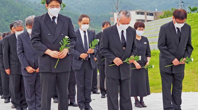 釜石祈りのパークで白菊を手に黙とうする市幹部職員