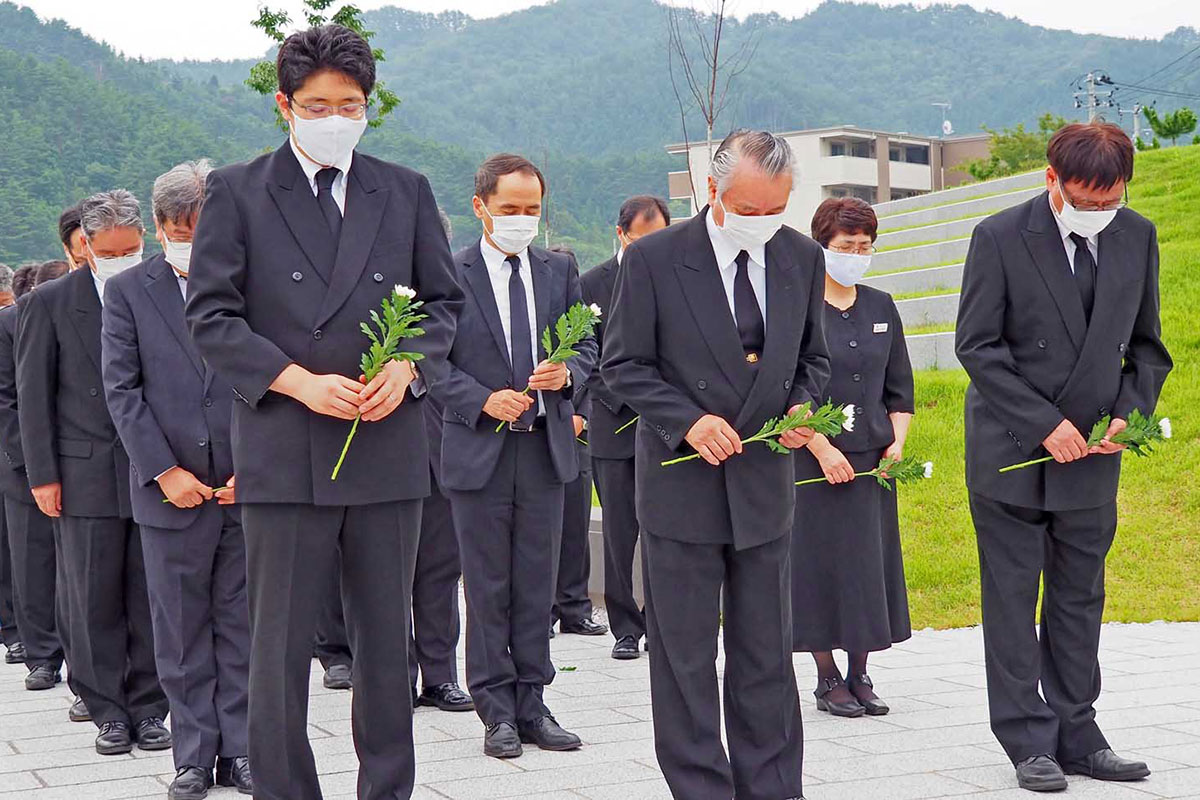 釜石祈りのパークで白菊を手に黙とうする市幹部職員