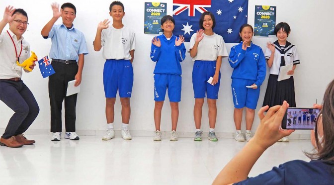 オーストラリアへのメッセージ動画を撮影する釜石市内の中学生ら