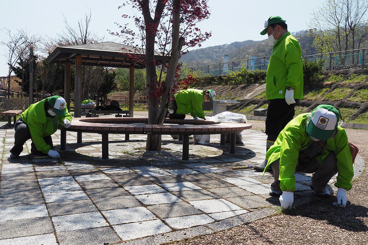 大渡橋のたもとにある公園で清掃活動に取り組む釜石ＬＣの会員