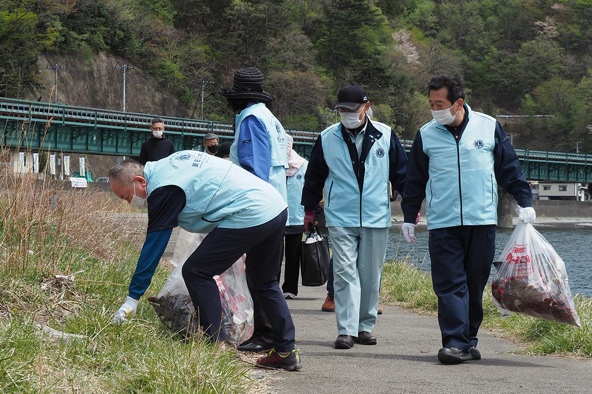 釜石リアスＬＣ会員は駒木町や千鳥町の河川敷でごみ拾いを行った