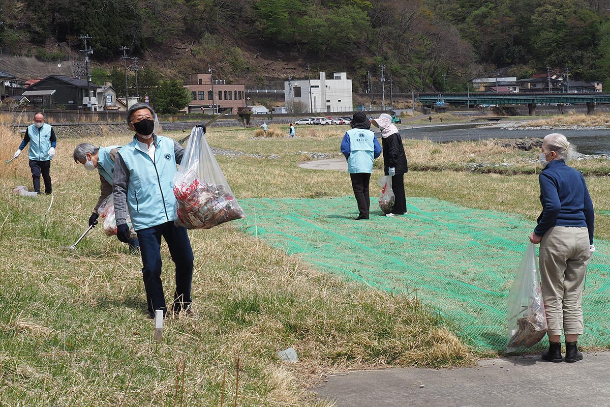 大渡橋のたもとにある公園で清掃活動に取り組む釜石ＬＣの会員
