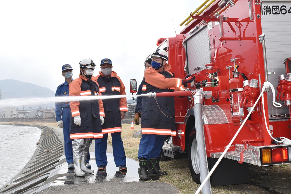 甲子川河川敷で新車両の放水能力を確認