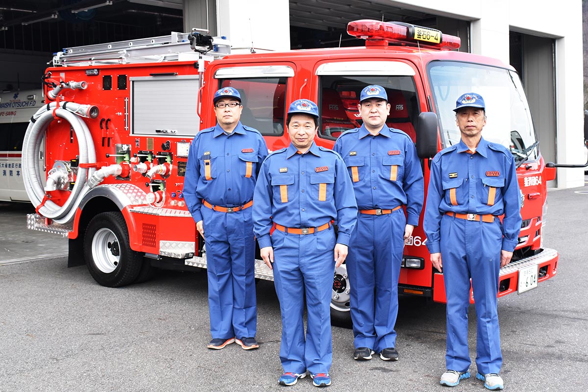 新しい消防ポンプ車が配備された消防団第６分団第４部の団員ら