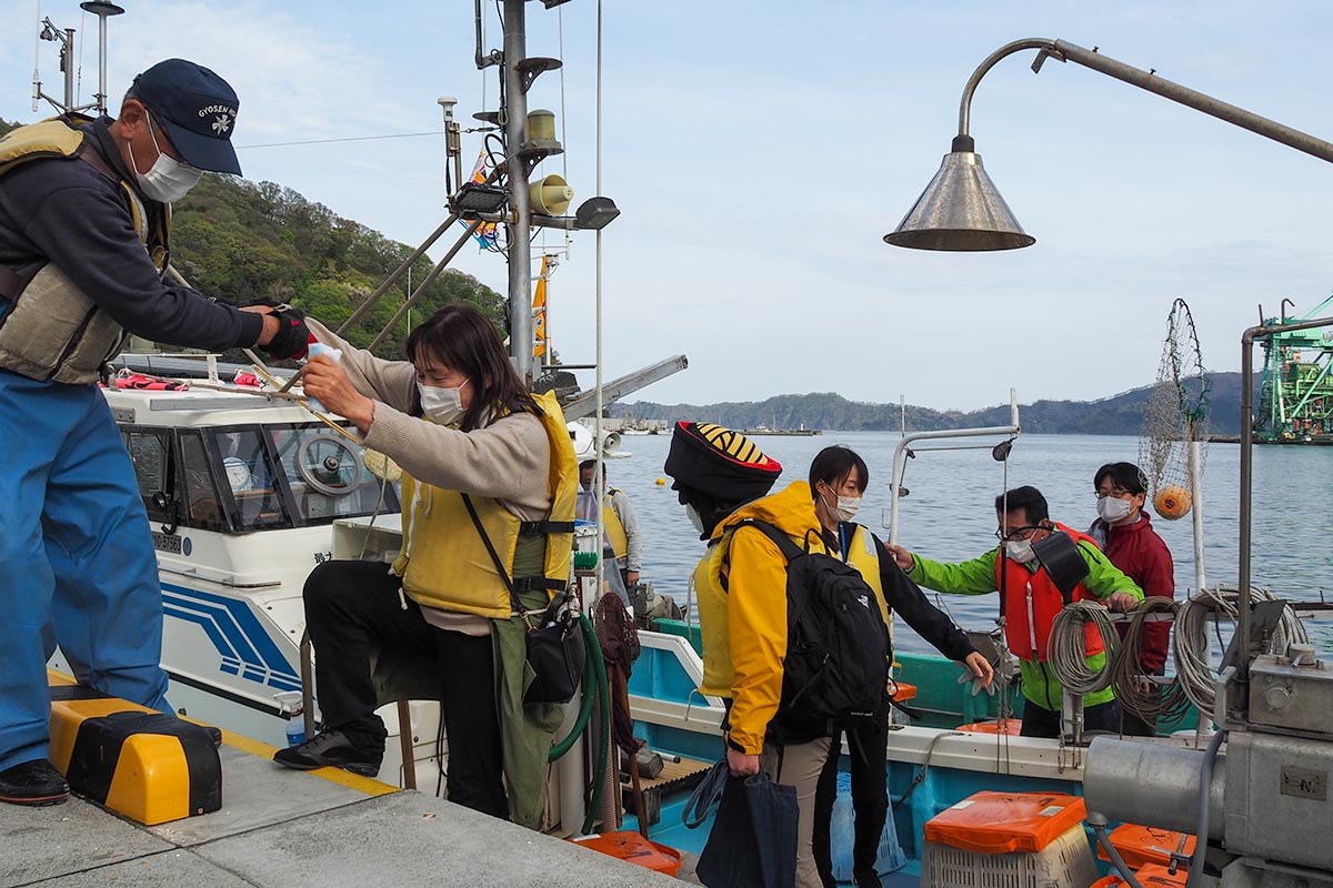 地元漁師との会話や触れ合いを通じて釜石の魅力を発信する