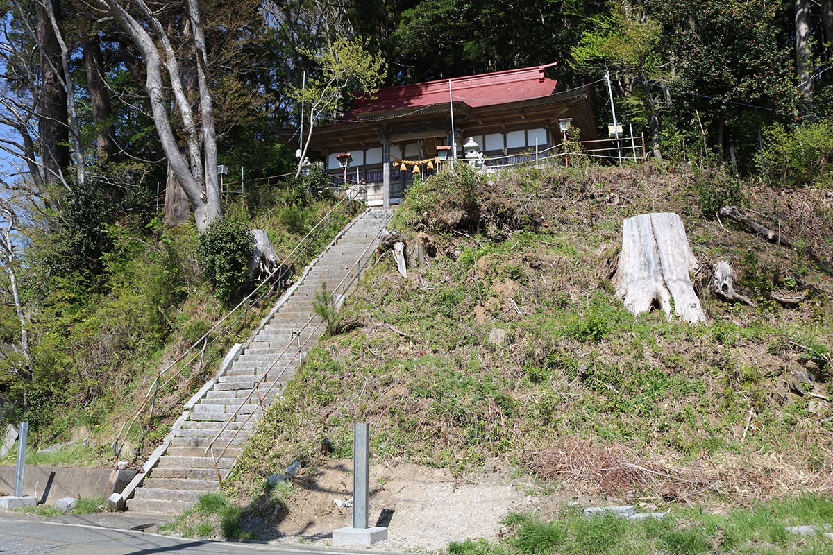 海を臨む高台にある箱崎神社。変形した階段の手すりや大木の切り株が津波と台風の爪痕を物語る