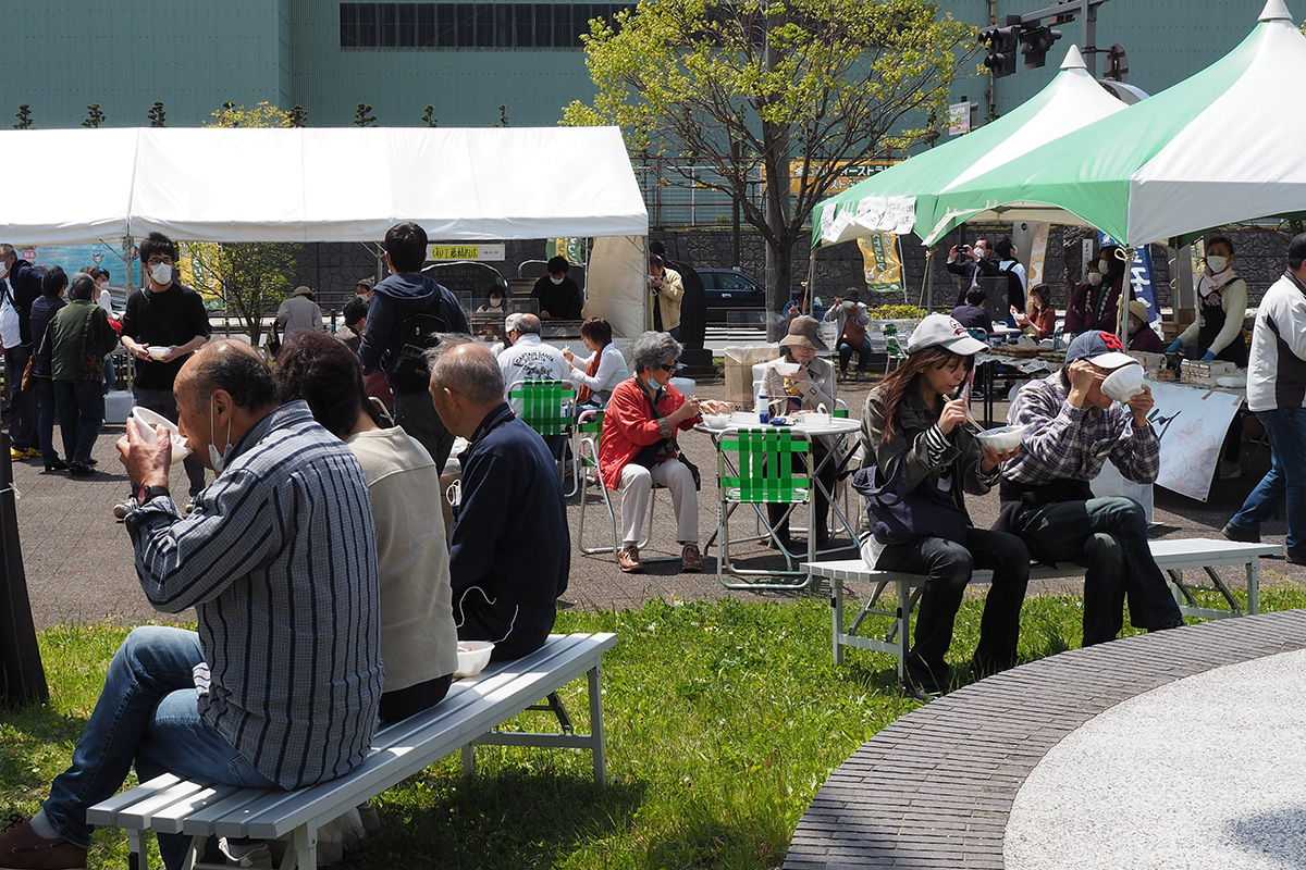 鈴子町の釜石駅前広場で開かれた「春まつり」。思い思いに食を満喫した
