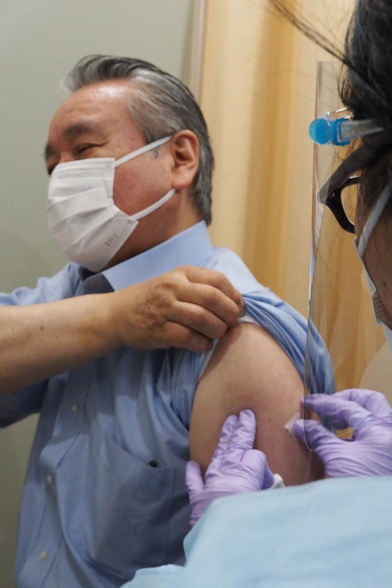 野田武則市長も１回目を接種。市民の不安解消に腕をまくった