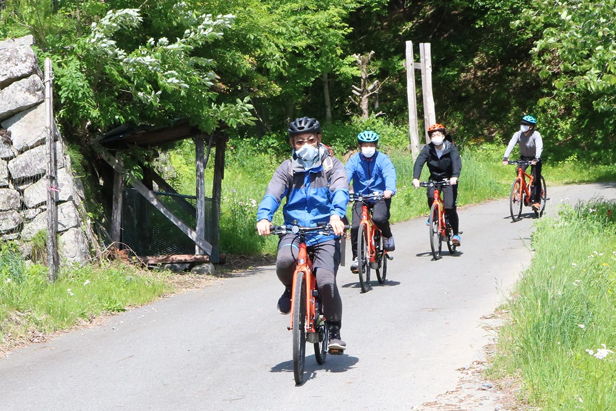 電動自転車で橋野町古里地区を走行する試走会参加者