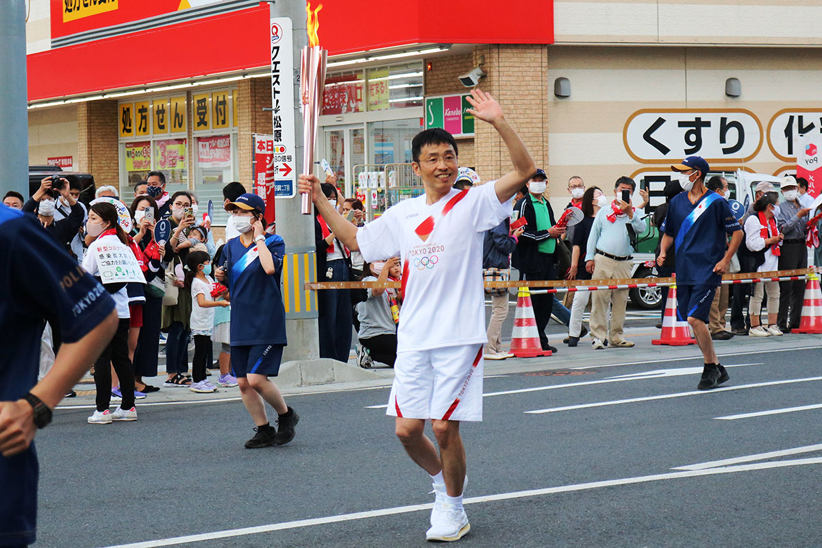 震災前の居住地只越町を走る三上雅弘さん。地元住民ら沿道の応援に笑顔で応える