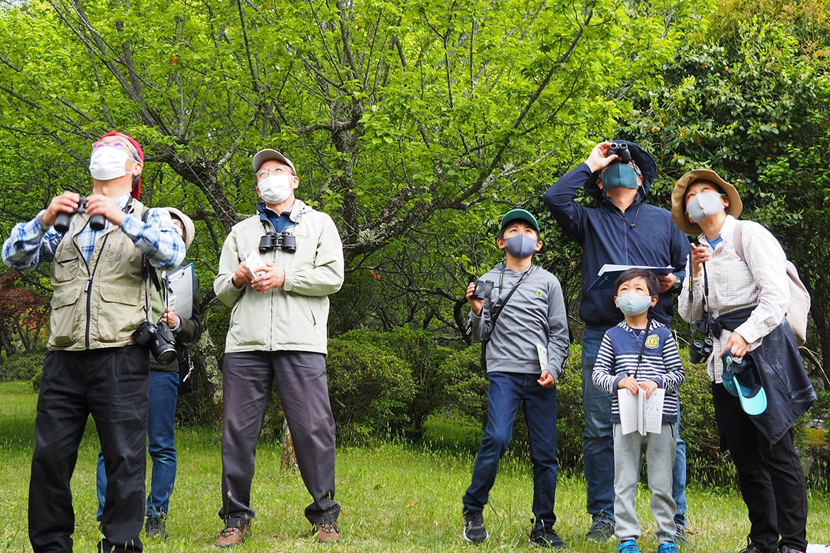 福祉の森で開かれた山野の鳥観察会。参加者は緑生い茂る空間で鳥の観察を楽しんだ