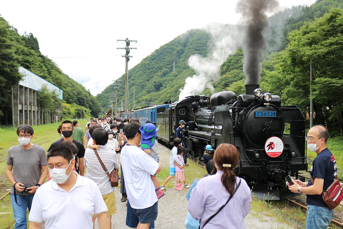 黒煙を上げる機関車の姿は、かつて大橋から鈴子に鉄鉱石を運んだ「釜石鉱山鉄道」時代をほうふつとさせる