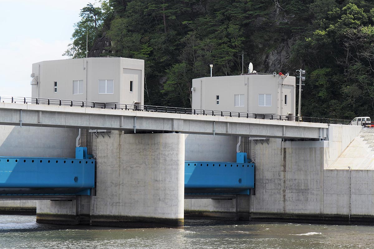 鵜住居川河口に整備された水門は遠隔操作で約４分で閉じた＝７日