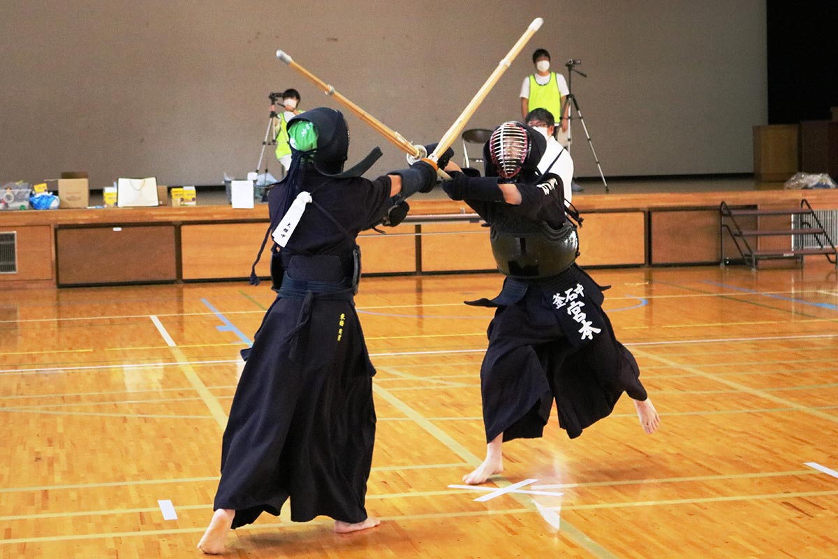 釜石中で行われた剣道（上）、柔道（下）競技。釜石中、大槌学園の選手が個人戦で優勝を競い合った