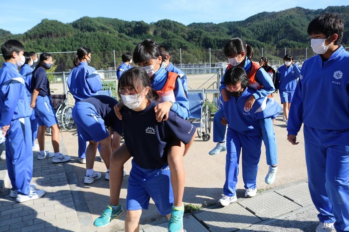 災害時は主体的な行動で命を守る 釜石東中・鵜住居小合同総合防災訓練