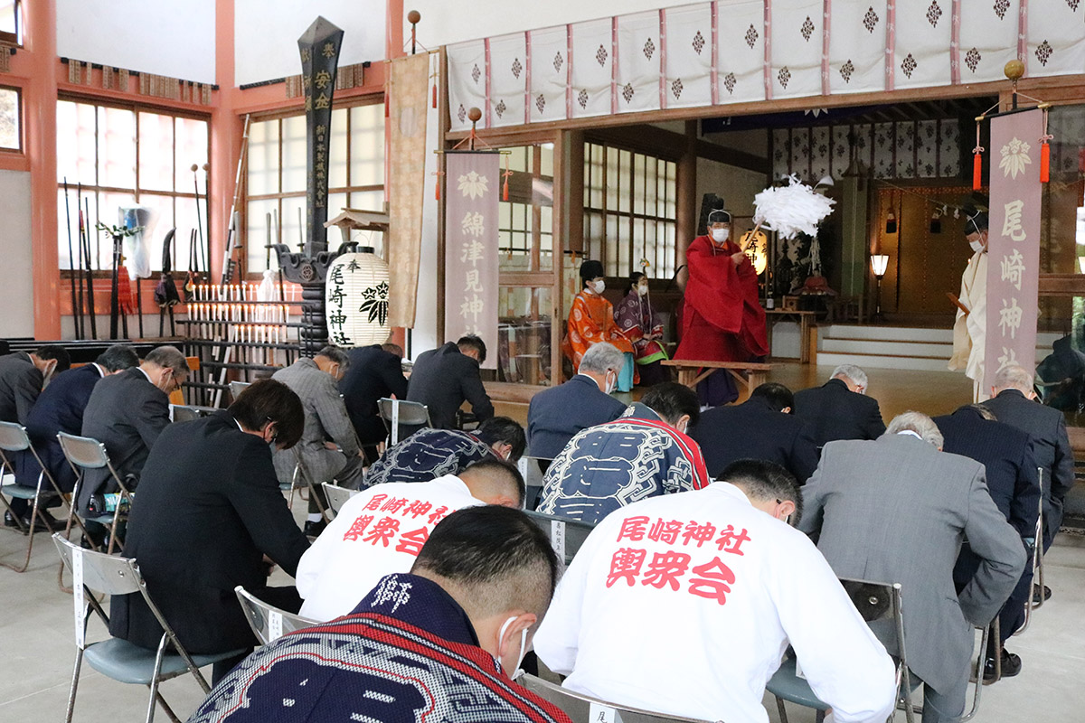尾崎神社社殿で行われた例祭の神事＝１６日
