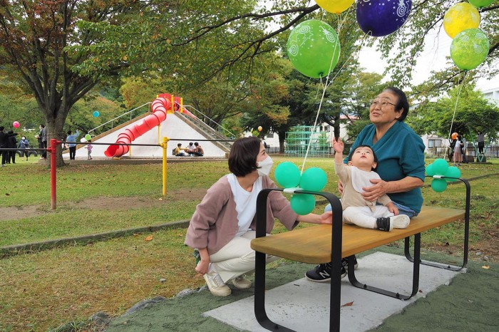 デザインで釜石発信、「木と鉄」活用ベンチ 定内公園にお目見え