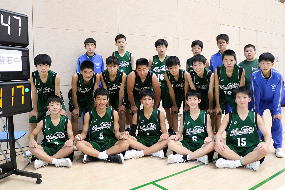 １０月の県中学校新人大会で初優勝を果たした釜石中男子バスケットボール部