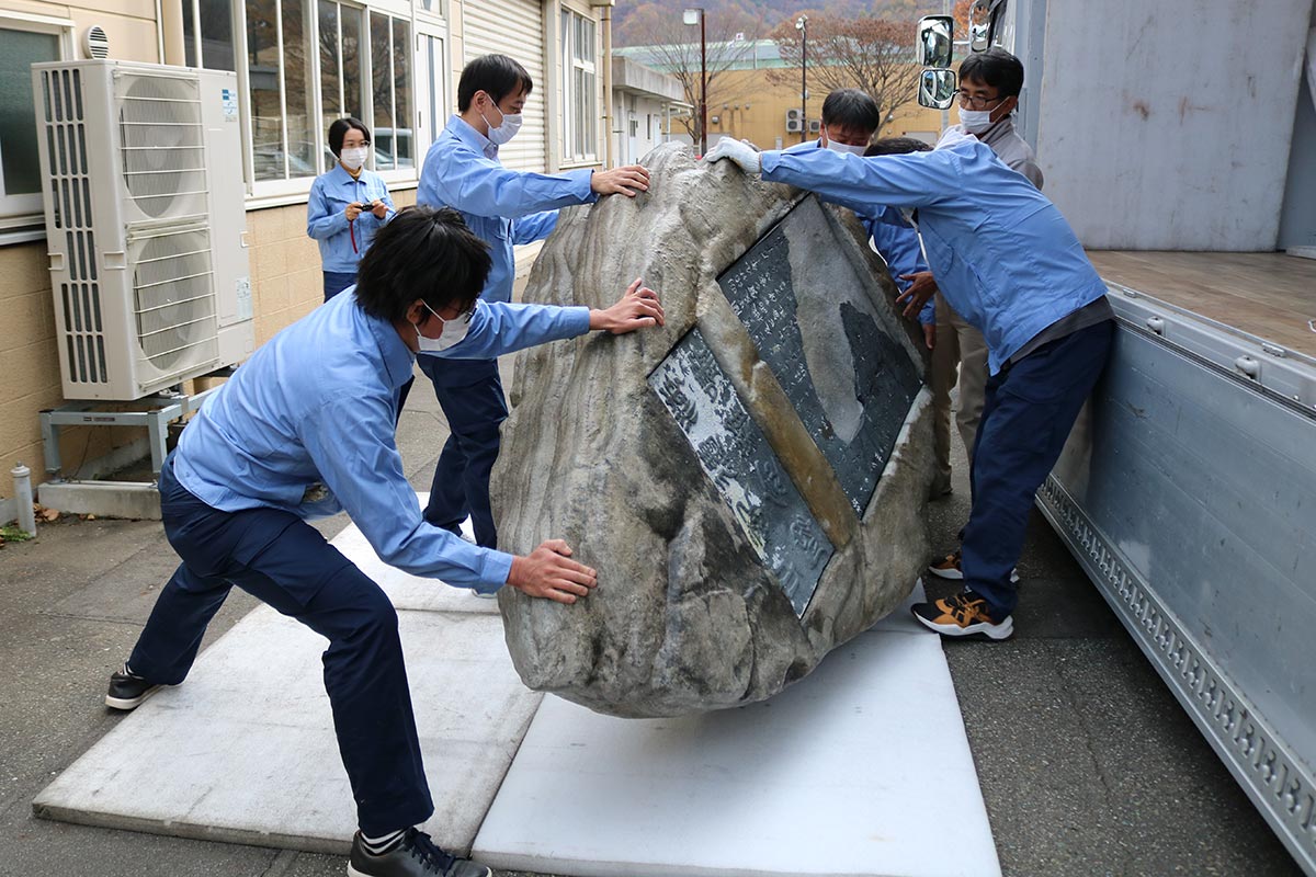 大阪からトラックで運ばれてきたレプリカを降ろす国立民族学博物館の職員