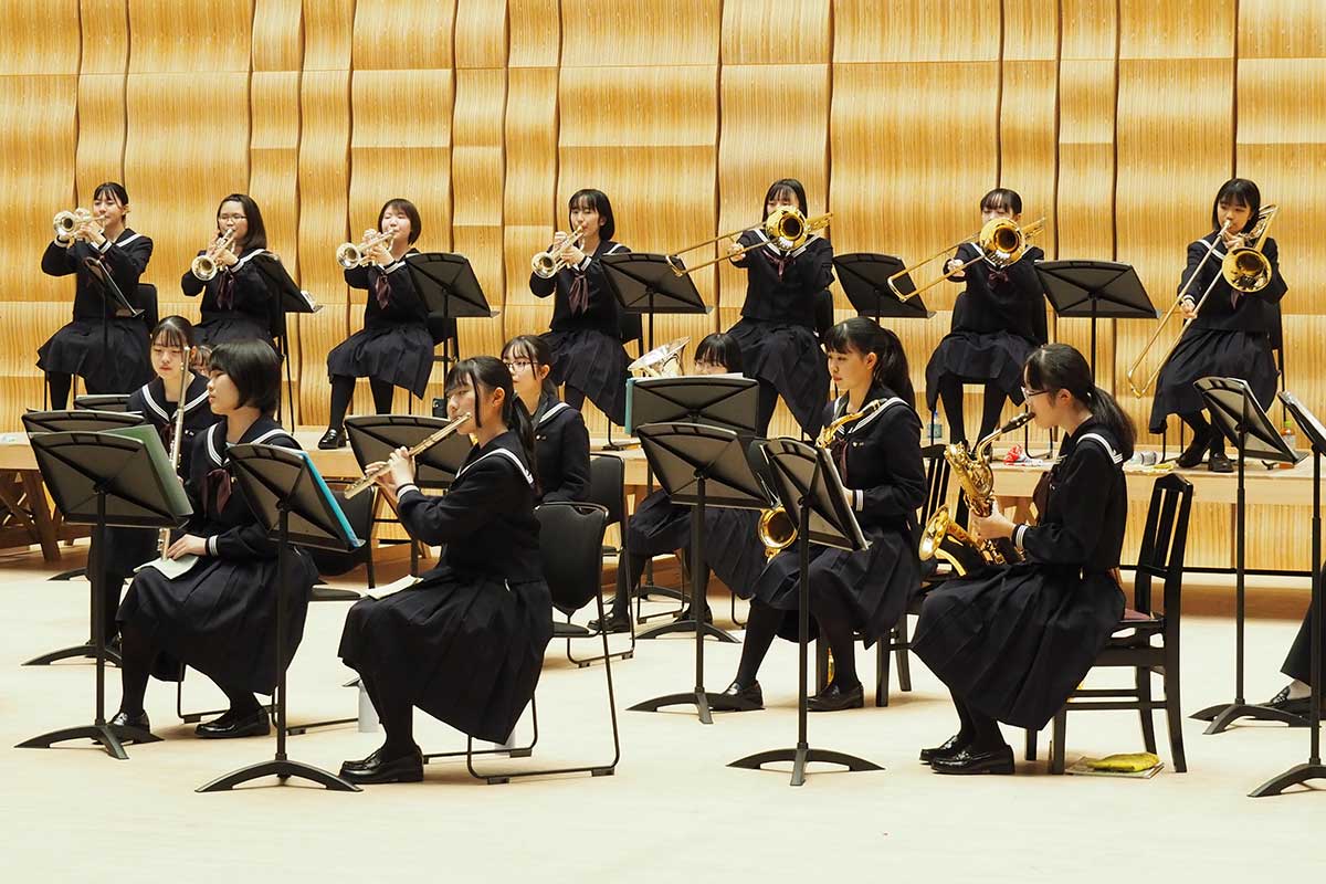 リハーサルでＣＤ収録曲を練習する釜石高吹奏楽部の生徒ら