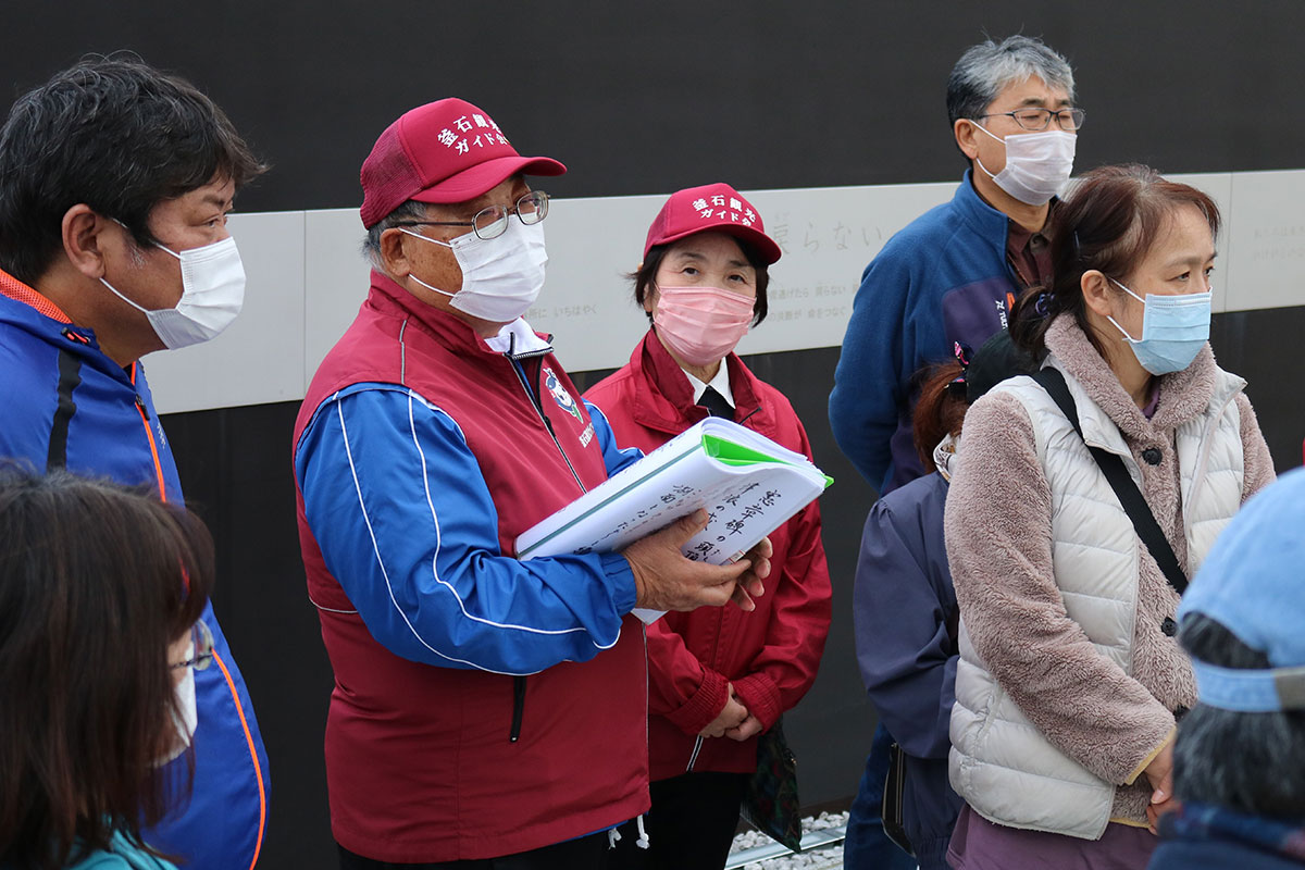 震災ガイドで伝えるべき基本事項を受講者に解説する瀬戸元さん（左から２人目）