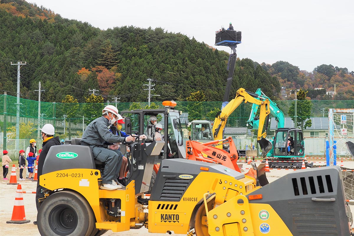 平田小で行われた建設業ふれあい事業。児童はずらりと並んだ重機の操作に夢中になった