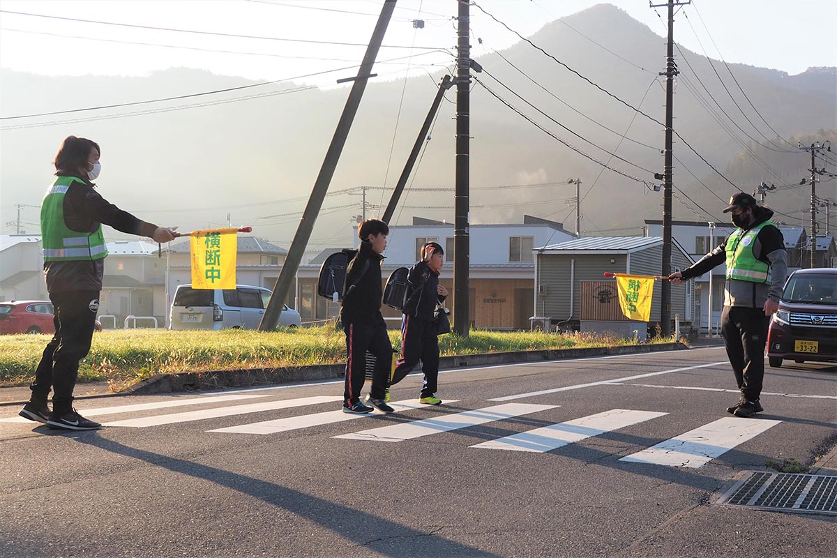 横断歩道を渡る児童を見守る釜石ＳＷの選手ら