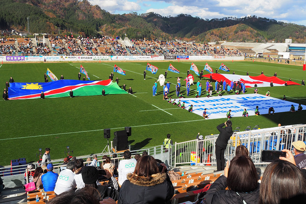 スタジアムで試合ができなかったナミビア、カナダの国旗を掲げ、両国への思いを発信