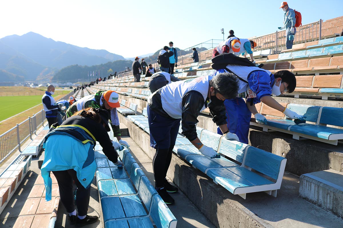 釜石鵜住居復興スタジアムの木製座席塗装作業