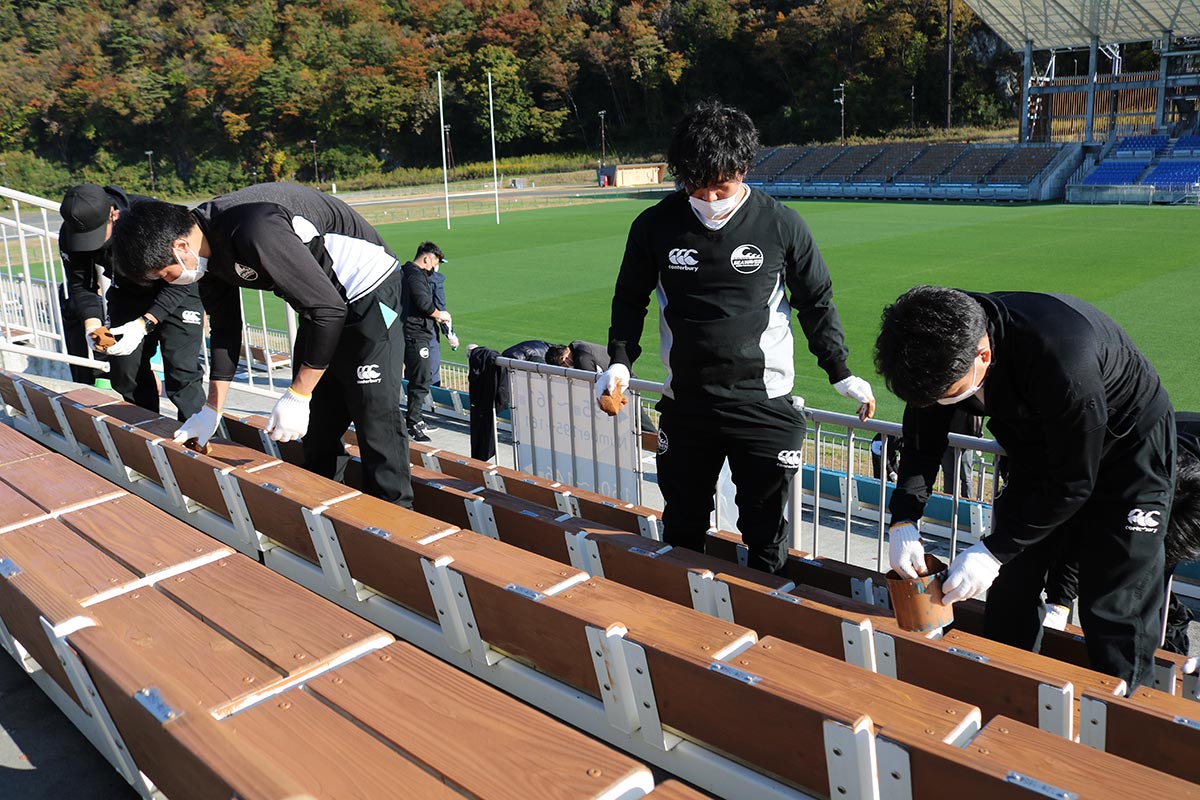 美しく生まれ変わった座席で観戦客を迎えるスタジアム。釜石ＳＷとコベルコ神戸の熱戦に期待！