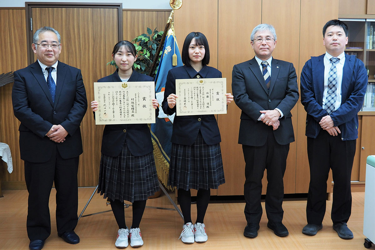 入賞を喜ぶ村越さん（左から２人目）、佐藤さん（中央）