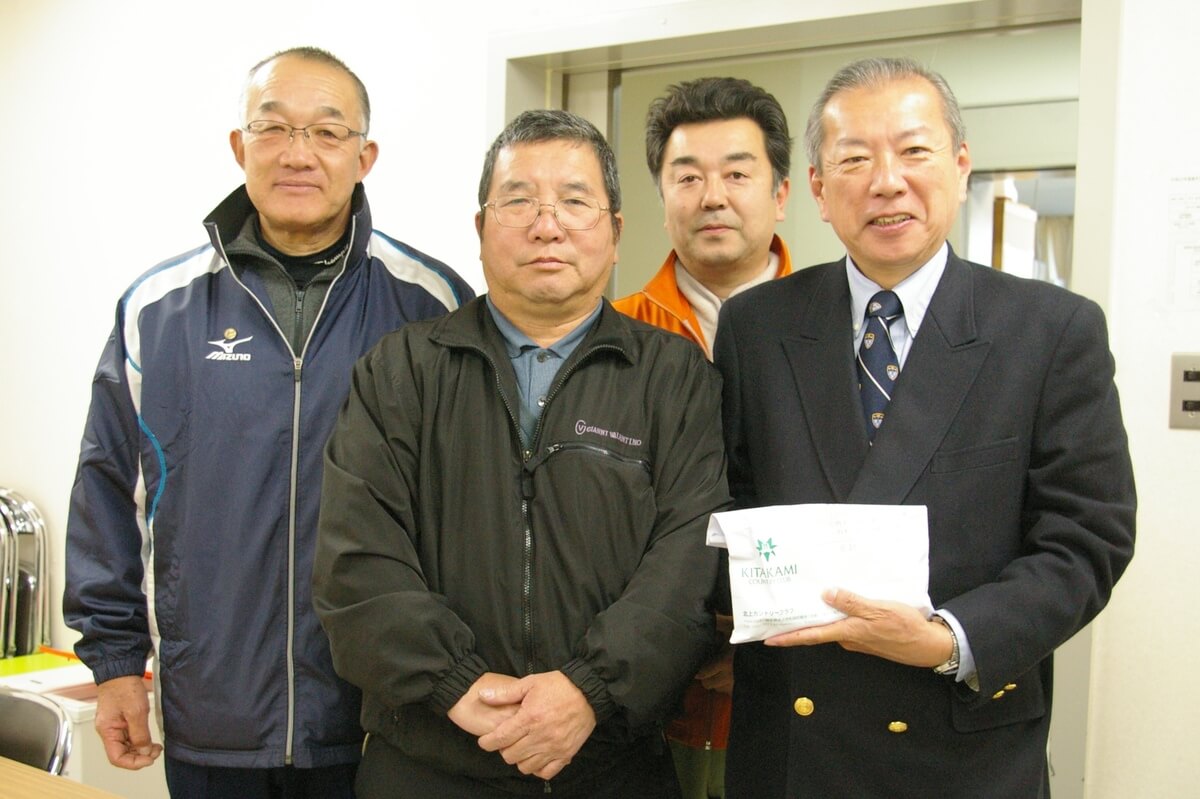２０１１年１１月、チャリティーナイター野球の募金を市社協に届けた佐野一男さん（前列左）